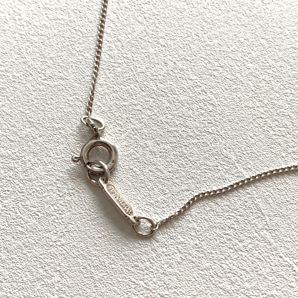 [SOLD] Tiffany & Co. Silver Leaf Pendant Necklace - Picture 4 of 4